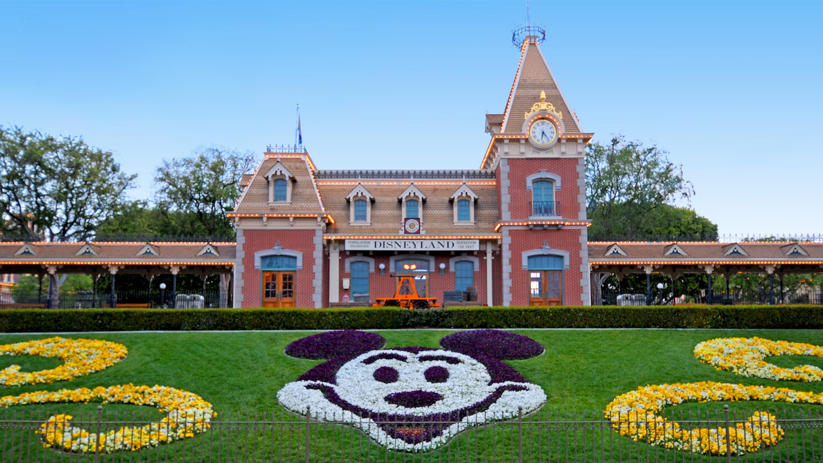 A NEW Disneyland Ticket Giveaway Could Send Four Guests to the Parks
